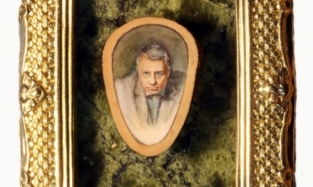 Микроминиатюрист Коненко выполнил портрет Жириновского на кедровом орешке